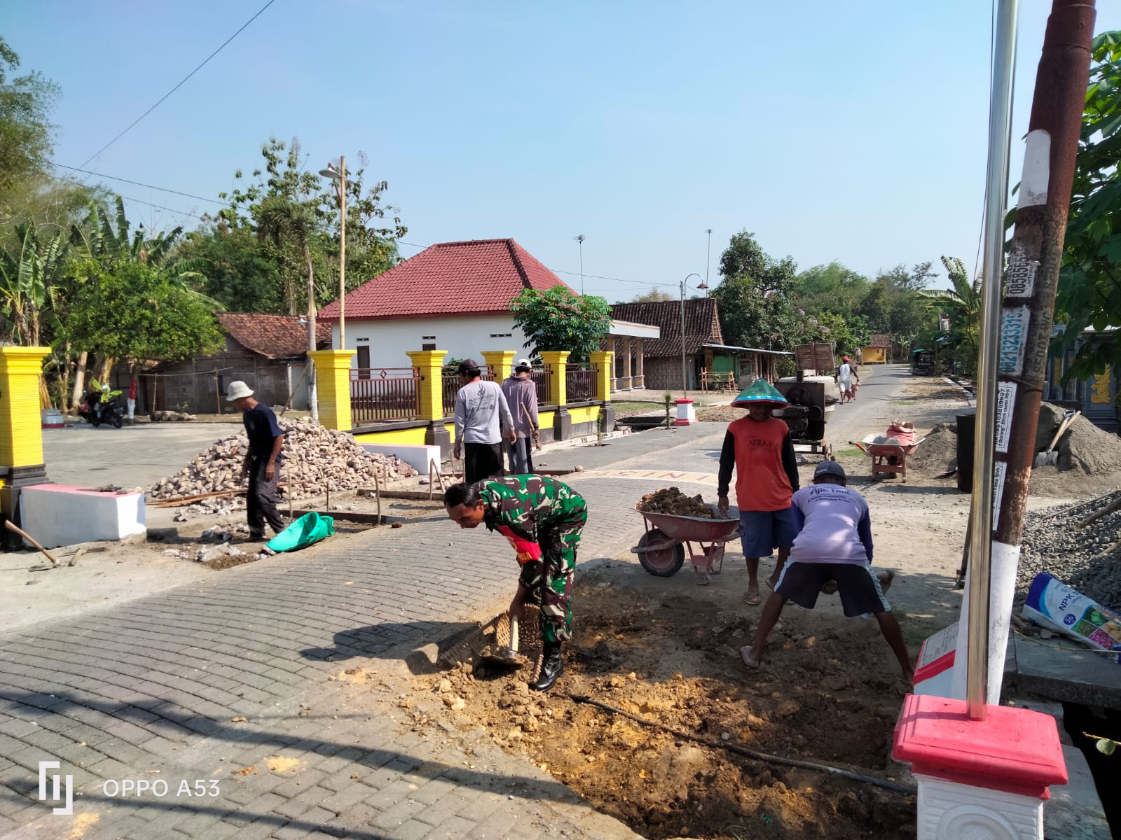 Read more about the article Babinsa Muneng Bantu Warga Lakukan Pengecoran Bahu Jalan