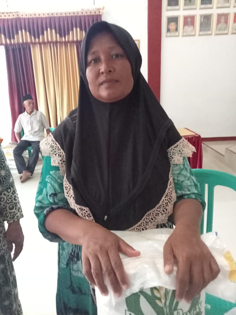 Read more about the article Pekon Gunung Terang Serahkan Bantuan Beras kepada 545 KPM