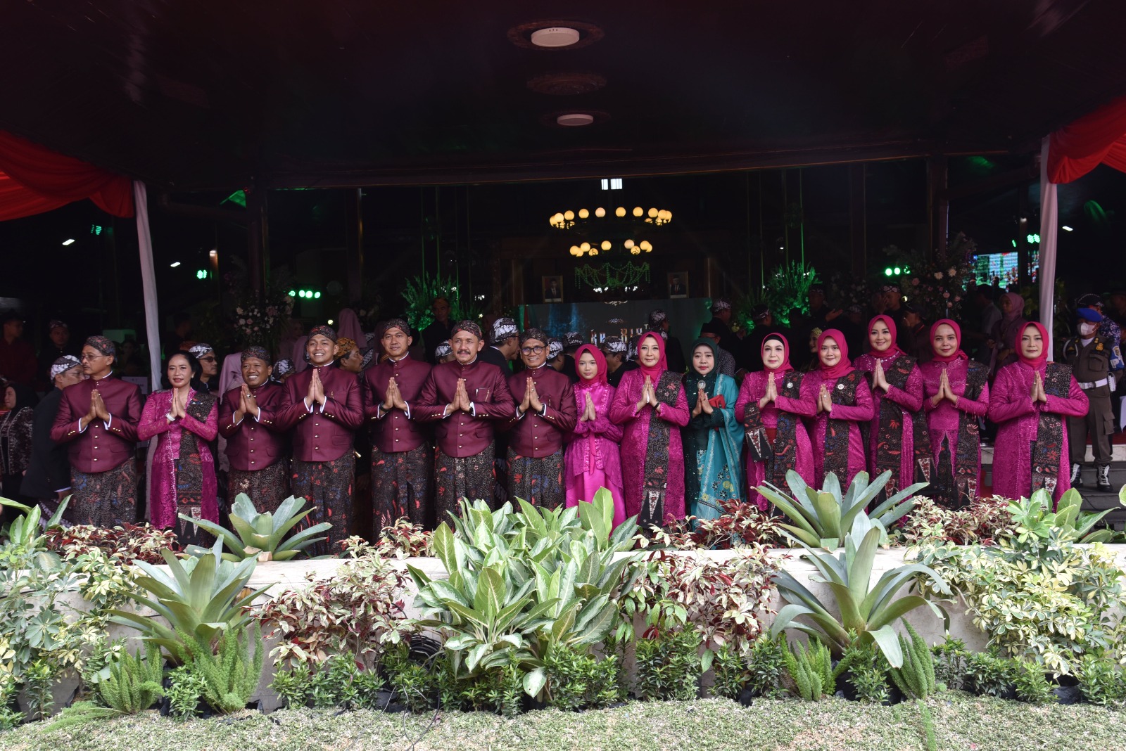 You are currently viewing Puncak HUT ke-818 Kabupaten Tulungagung, Dandim Ikuti Prosesi Tradisi Bersih Nagari