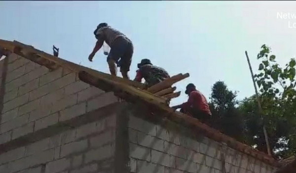 You are currently viewing Anggota Kodim 0802/Ponorogo Gotong Royong Bangun Rumah Warga Prasejahtera