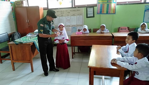 You are currently viewing Pembekalan Wawasan Kebangsaan oleh Babinsa Ngadirejo untuk Siswa SDN 3 Ngadirejo