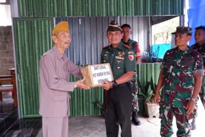 Read more about the article HUT Korem 081/DSJ Ke-60, Dandim 0801/Pacitan Berikan Bansos Kepada Veteran dan Warakawuri