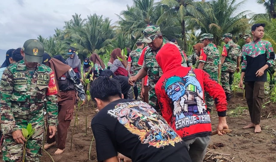 Read more about the article Pelestarian Lingkungan Bersama: Penanaman Pohon Mangrove oleh Koramil 0806/11 Panggul dan Masyarakat Desa Nglebeng