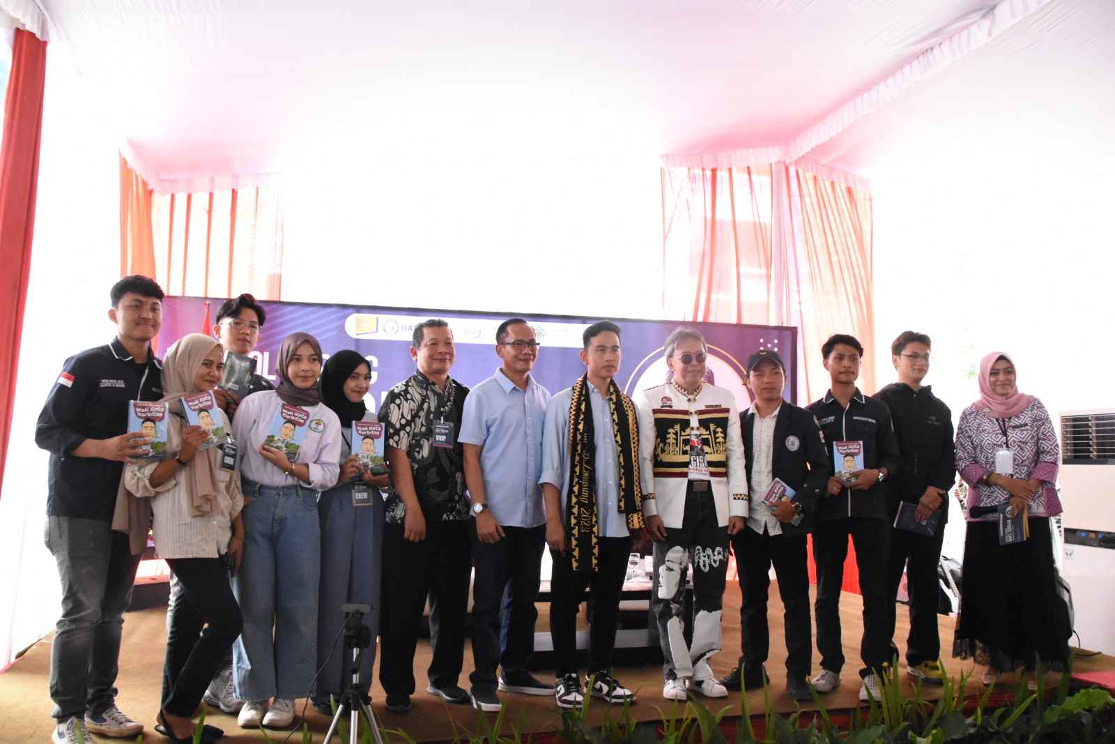 You are currently viewing Ngobrol Bareng Mas Gibran, Ribuan Mahasiswa IIB Darmajaya Dapatkan Motivasi Bisnis