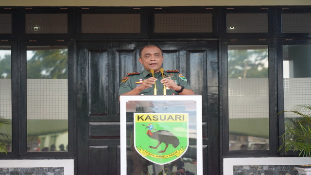 You are currently viewing Pangdam Kasuari : Santunan Veteran, Warakawuri dan Anak Yatim Piatu Bentuk Jalinan Tali Asih dan Perhatian Kodam