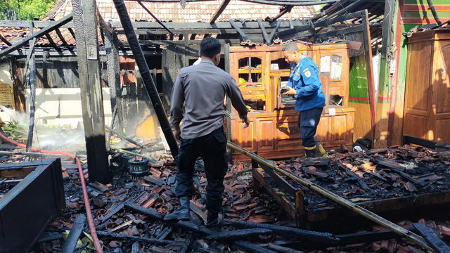 You are currently viewing Ditinggal Ke Sawah, Rumah Kakek Setu Ludes Terbakar