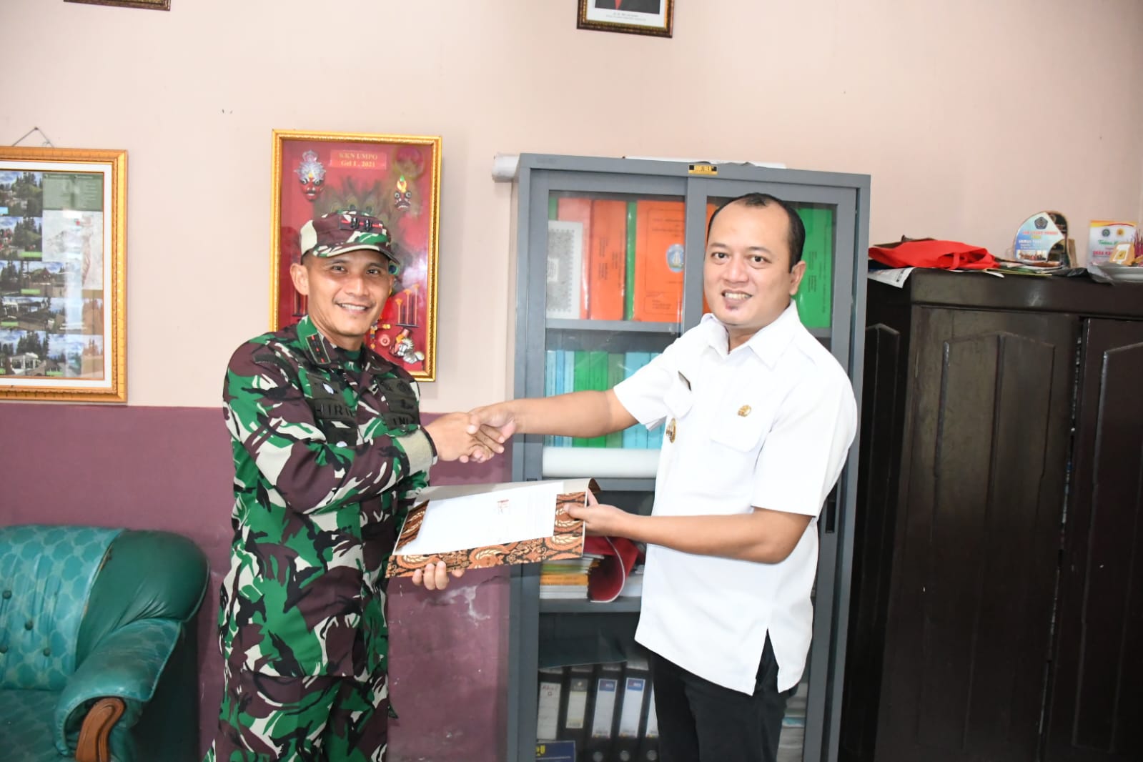 Read more about the article Dandim 0802/Ponorogo Serahkan Bantuan Sumur Bor Dari Gubernur Jatim Kepada Warga