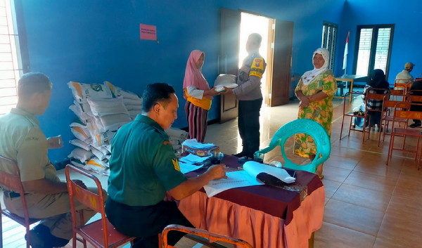 Read more about the article Babinsa Pakis Serma Teguh Berperan Aktif Dalam Penyerahan Bantuan Pangan Di Desa Pakis