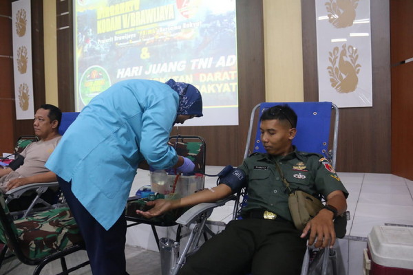 Read more about the article Jelang Peringatan HJK dan HUT Kodam V/Brw Ke-75, Kodim Madiun Gelar Baksos Donor Darah