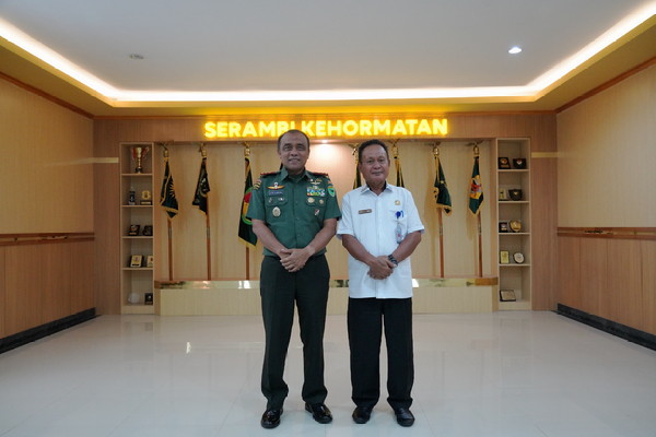 You are currently viewing Bertemu Kepala Dinas Pendikan Papua Barat, Pangdam: Investasi Berharga Adalah Investasi Pendidikan