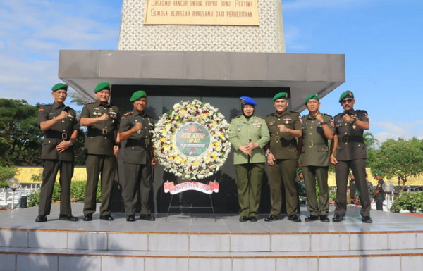Read more about the article Jelang Hari Juang Kartika ke-78 dan HUT Kodam V/Brw Dandim Madiun Ziarah di TMP
