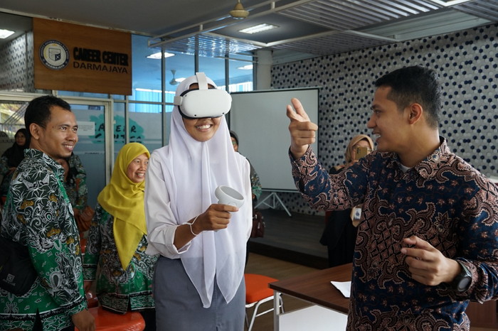 You are currently viewing Puluhan Pelajar SMKN 1 Way Pengubuan Asyik Game Challenge dan VR di Darmajaya