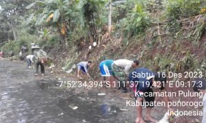 Read more about the article Jaga Kebersihan  Lingkungan, Babinsa Kodim 0802/Ponorogo Kerja Bakti  Bersama Warga