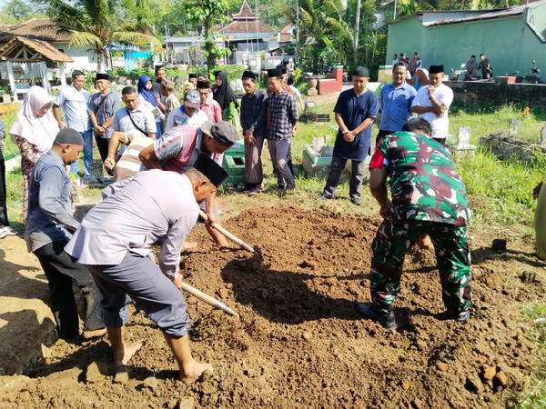 Read more about the article Dandim 0806/Trenggalek Berikan Penghormatan Terakhir untuk Bapak Sawal