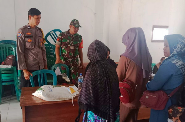 You are currently viewing Dampingi Penyaluran Beras, Babinsa Koramil 0801/04 Tegalombo Berharap Bisa Bermanfaat Bagi Warga