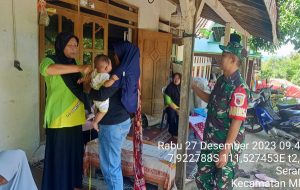 Read more about the article Peduli Kesehatan Balita, Babinsa Kodim 0802/Ponorogo Dampingi Tim Medis Lakukan Pengecekan Stunting