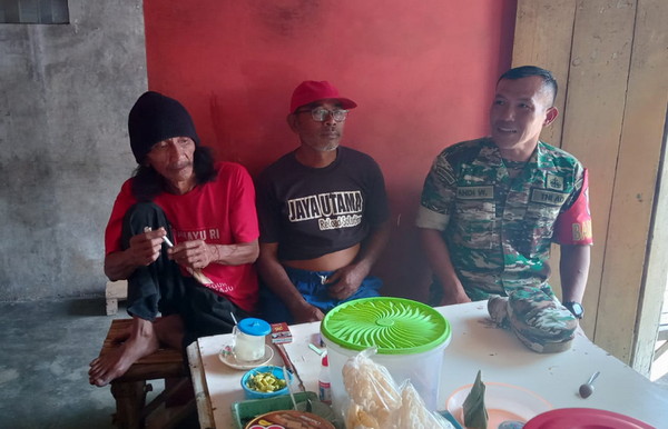 Read more about the article Jalin Silaturahmi, Babinsa Koramil Jiwan Laksanakan Komsos dengan Warga