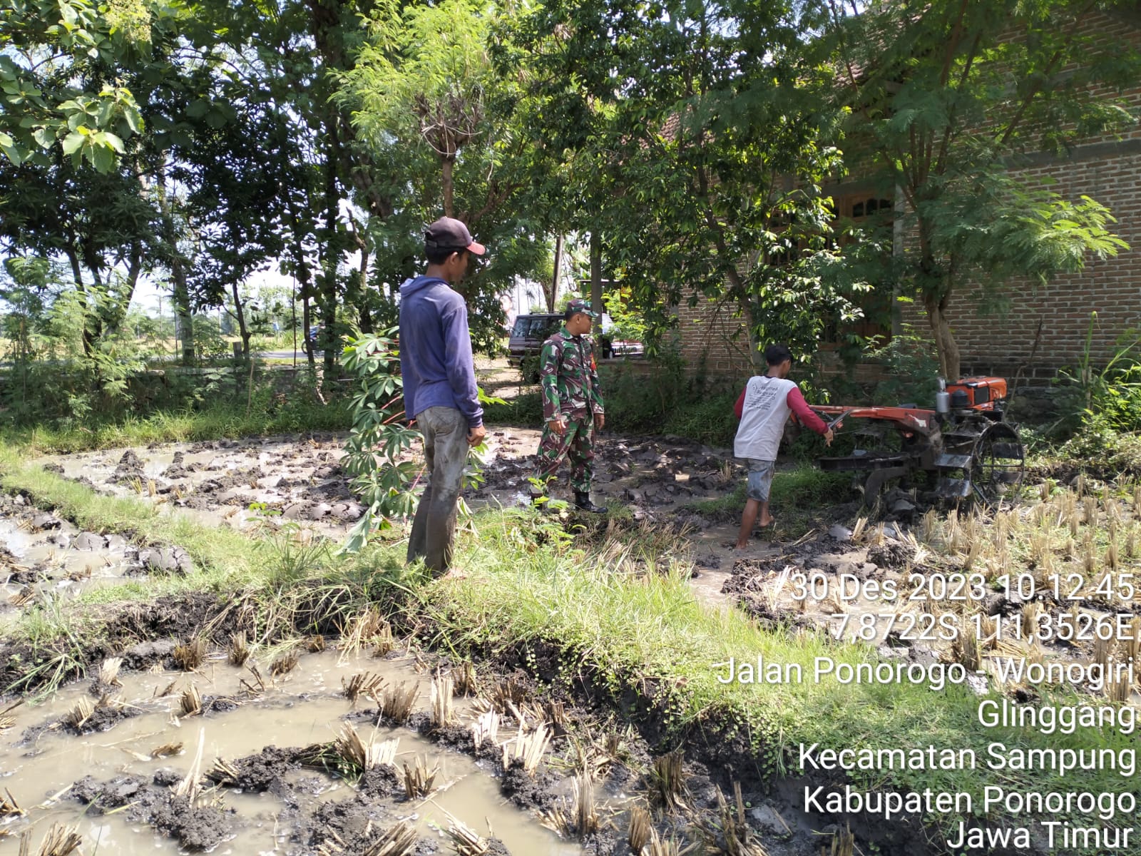 You are currently viewing Suskseskan Swapang, Babinsa Kodim 0802/Ponorogo Lakukan Pendampingan Petani