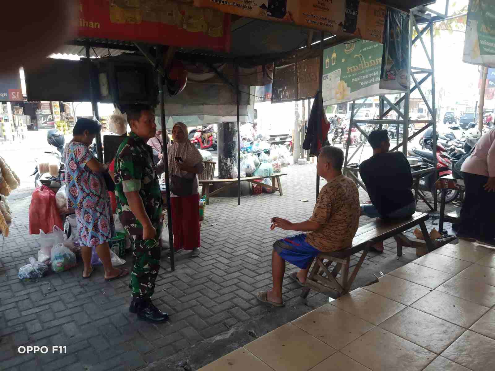You are currently viewing Babinsa Komsos Dengan Pedagang Sayur Keliling Di Wilayah Binaan