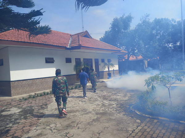 You are currently viewing Antisipasi Wabah Demam Berdarah, Kodim Madiun Lakukan Fogging di Asrama Prajurit
