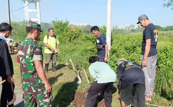 Read more about the article Peduli Lingkungan, Babinsa bersama Masyarakat Tanam Pohon