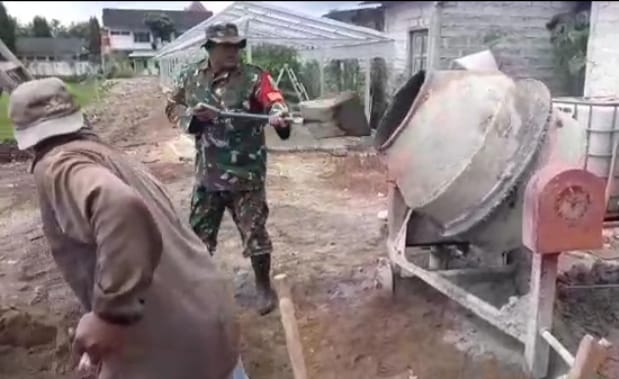 Read more about the article Pupuk Semangat Kemanunggalan TNI Rakyat, Babinsa Koramil 0801/10 Punung Bantu Perbaiki Balai Dusun