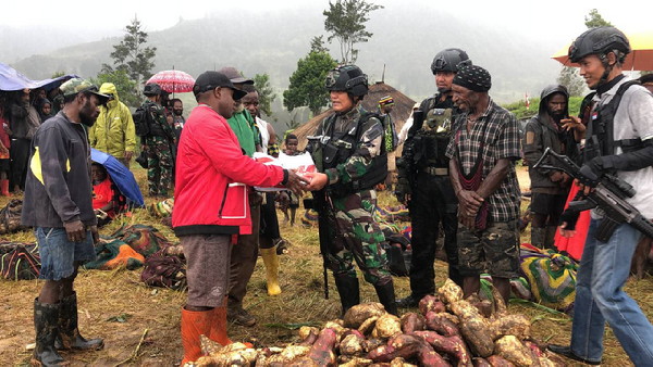 You are currently viewing Panen Raya Ubi Satgas TNI 300 Siliwangi bersama Masyarakat di Wako Distrik Gome Papua