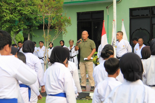 You are currently viewing Meraih Puncak Prestasi: Dukungan Penuh Dandim 0806/Trenggalek untuk Peserta Ujian Kenaikan Tingkat Karate INKAI