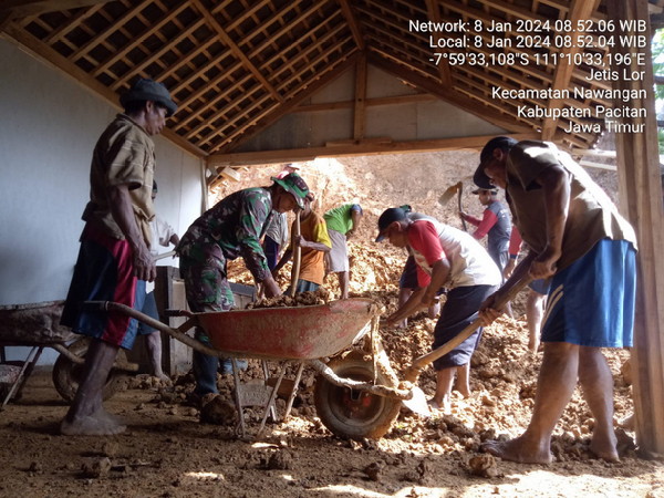 Read more about the article Anggota Koramil 0801/05 Nawangan Gerak Cepat Atasi Tanah Longsor