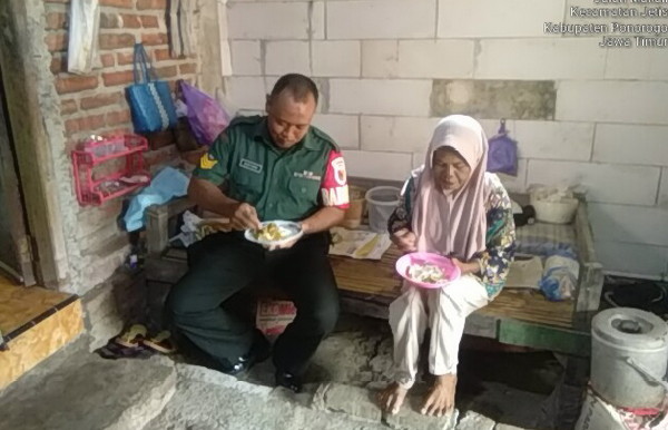 Read more about the article Masuk Dapur, Upaya Babinsa Kodim 0802/Ponorogo Bantu Warga Kurang Mampu