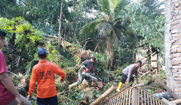 Read more about the article Bersatu dalam Bencana: Momen Solidaritas Tiga Pilar Desa Senden Menyinari Desa Pasca Bencana