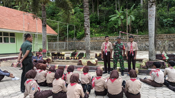 Read more about the article Program LDKS, Anggota Koramil 0801/08 Tulakan Berikan Materi PBB dan Wasbang