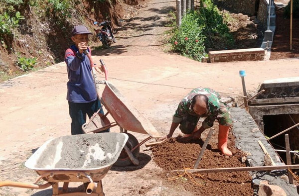 You are currently viewing Babinsa Kodim 0802/Ponorogo Bantu Warga Bangun Plesengan Jalan