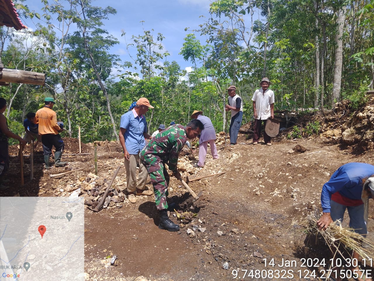 Read more about the article Bangun Kamar Mandi dan Tempat Wudhu, Babinsa Koramil 0801/11 Donorojo Jalin Kedekatan dengan Warga