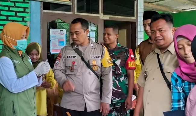 You are currently viewing Sukseskan Sub PIN Polio, Babinsa Koramil 0801/08 Tulakan Lakukan Pendampingan