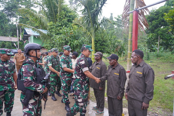 Read more about the article Pangdam Kasuari Kunjungi Satgas Pamtas Kewilayahan Yonif 407/PK, Ingatkan Untuk Bantu Kesulitan Masyarakat