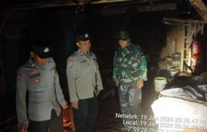 Read more about the article Babinsa Koramil 0801/05 Bandar Bantu Evakuasi Warga Alami Musibah