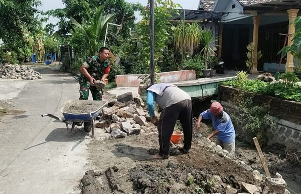You are currently viewing Gotong-royong, Babinsa Bantu Warga Perbaiki Saluran Irigasi