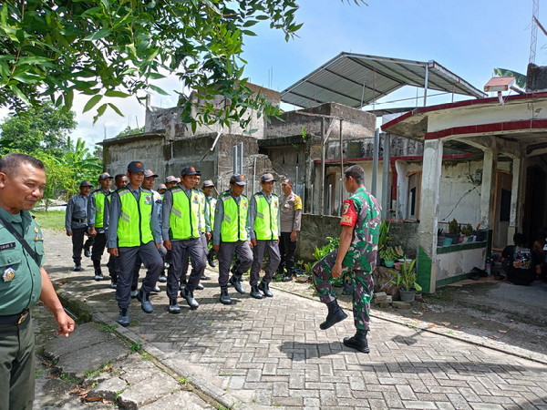 You are currently viewing Babinsa Koramil Saradan Berikan Pelatihan PBB Guna Peningkatan Kapasitas Anggota Linmas
