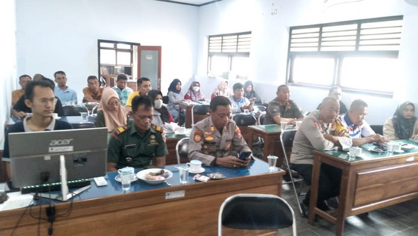 Read more about the article Tingkatkan Kewaspadaan Dini, Danramil 0801/01 Pacitan Ikuti Rakor bersama Jajaran Forkopimda