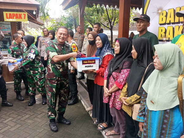 You are currently viewing Bulan Bhakti TNI-Polri, Kodim dan Polres Madiun Bagikan Sembako dan Donor Darah