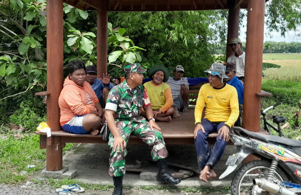 You are currently viewing Babinsa Himbau Petani Tidak Menggunakan Jebakan Listrik Untuk Membasmi Hama Tikus