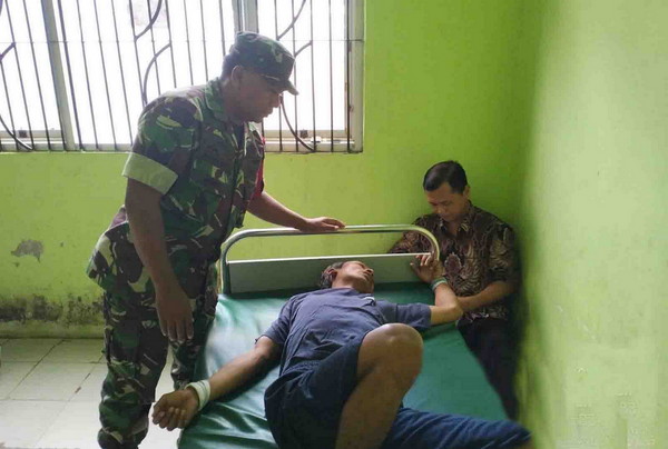 You are currently viewing Harmoni Kemanusiaan: Babinsa dan Bhabinkamtibmas Desa Karangsoko Berkolaborasi Demi Kesejahteraan ODGJ