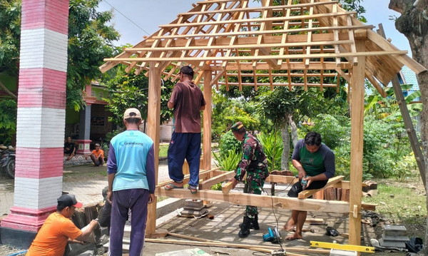 You are currently viewing Babinsa Warurejo Bantu Warga Bangun Poskamling