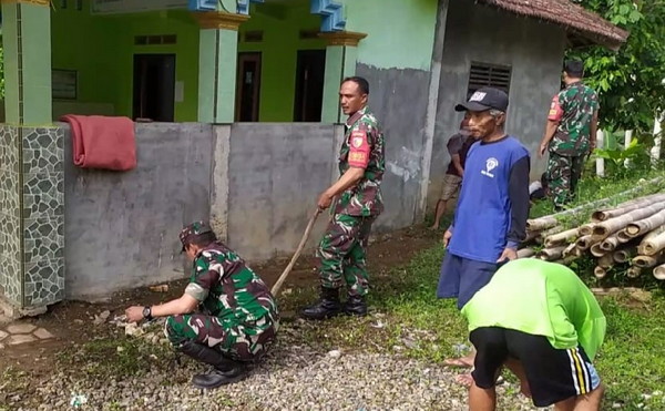 You are currently viewing Inspirasi Kemanunggalan: Anggota TNI dan Warga Satu Jiwa dalam Jumat Bersih di Trenggalek