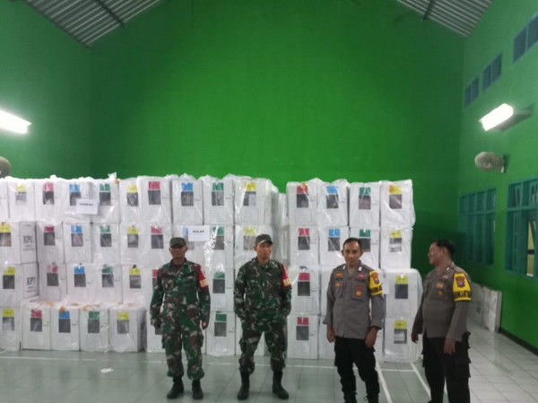 Read more about the article Kodim 0801/Pacitan Bersinergi Dengan Polres Amankan Kotak Suara Di Gudang Penyimpanan PPK