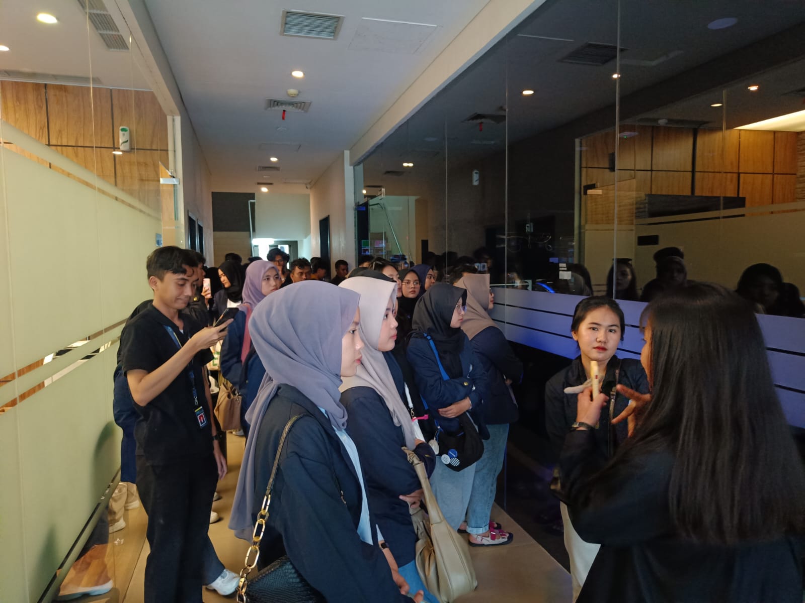 You are currently viewing Kunjungan Wisata, Mahasiswa Darmajaya Mampir ke Net TV