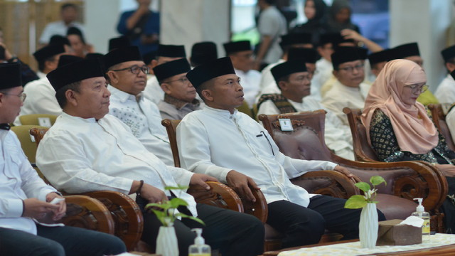 Read more about the article Danrem 043/Gatam Bersama Gubernur dan Forkompinda Hadiri Peringatan Nuzulul Qur’an Tahun 1445 H