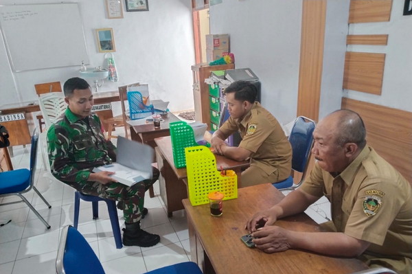 You are currently viewing Komsos Dengan Perangkat Desa Babinsa Tapelan Lakukan Validasi Data Penerima Bantuan