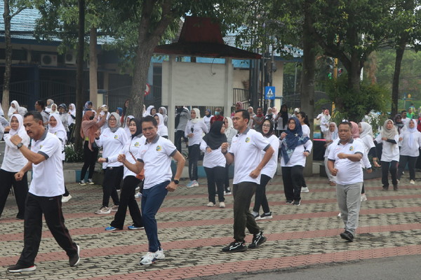 Read more about the article Jaga Kebugaran Tubuh, Dandim Dampingi Pj. Bupati Tulungagung Ikuti Senam Zumba Massal